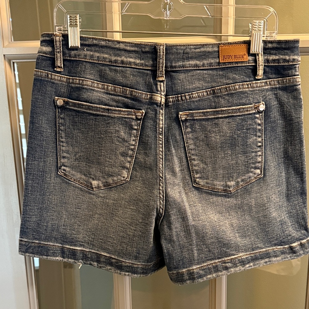 Judy Blue Medium Wash Denim Shorts Size XL - Picture 3 of 5